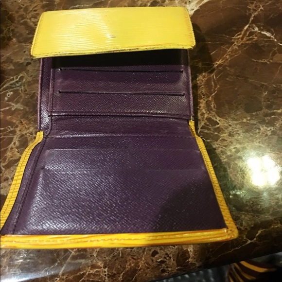 Auth Louis Vuitton Epi Wallet - Picture 4 of 12
